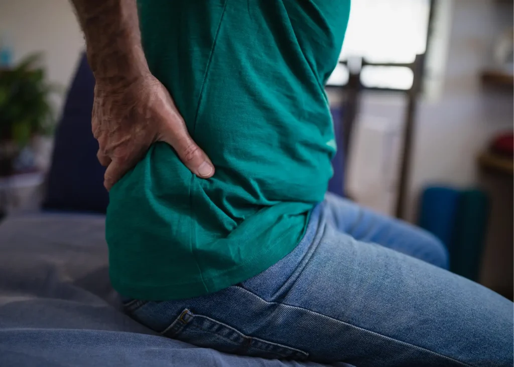 نشستن روی زمین بعد از تعویض مفصل لگن علت درد ستون فقرات بالای کمر